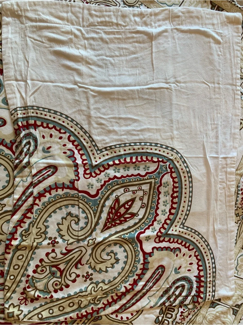 Cream and Red Paisley Star-Patterned Queen Duvet Cover and Pillow Shams (2)